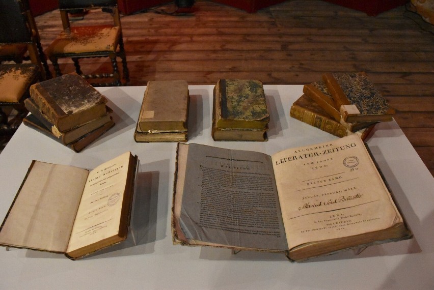 XIX-wieczne krzesła wróciły do zamku, a Muzeum Miasta Malborka otrzymało stare książki
