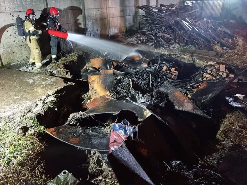Pożar przy ul. Nadbrzeżnej w Jeleniej Górze. Paliła się ogromna dziura w ziemi wypełniona śmieciami. Zobacz strażaków w akcji