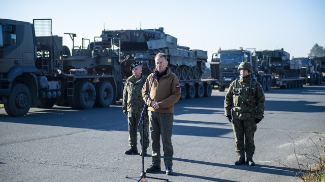 Na wschodnią granicę przerzucono na ćwiczenia ok. 700 żołnierzy wraz z ciężkim sprzętem, z 10. Brygady Kawalerii Pancernej w Świętoszowie. Część z nich zostanie na granicy