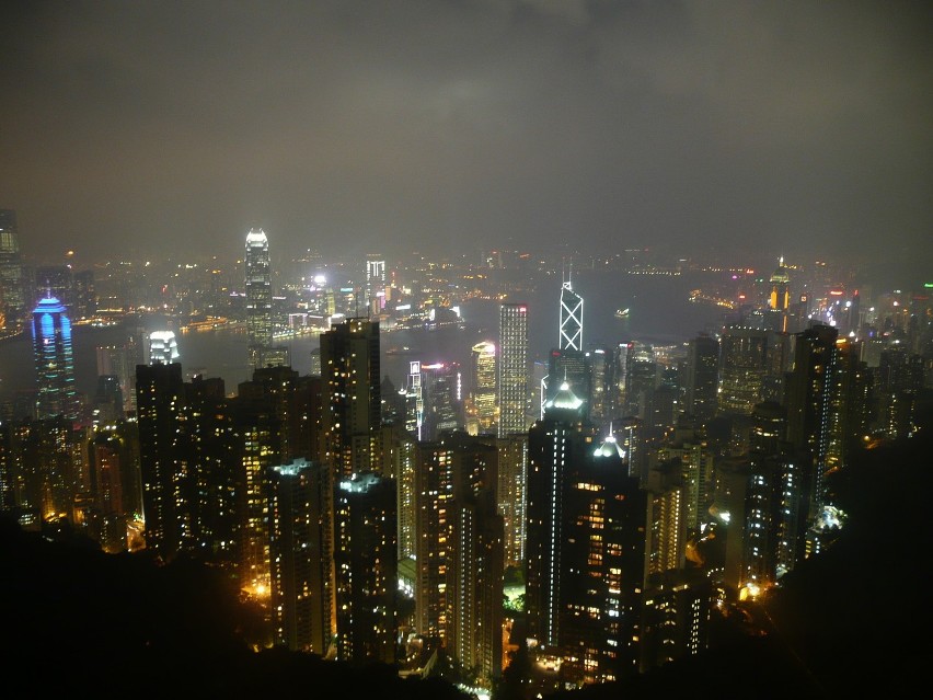 Hong-Kong nocą (część lądowa Kowloon widziana z wyspy).