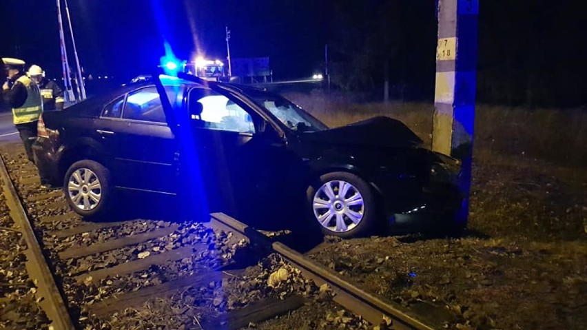 Wypadek pod Legnicą. Ford uderzył w kolejowy słup [ZDJĘCIA]