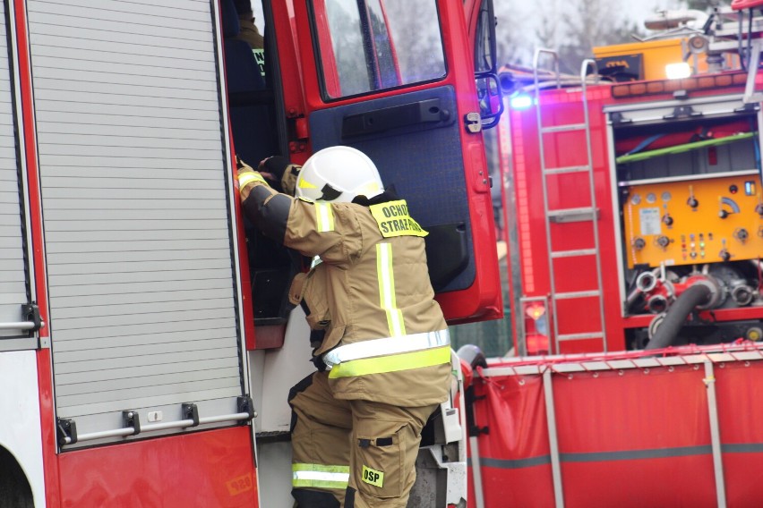 Pożar stolarni w Szamocinie. Akcja trwa od kilku godzin