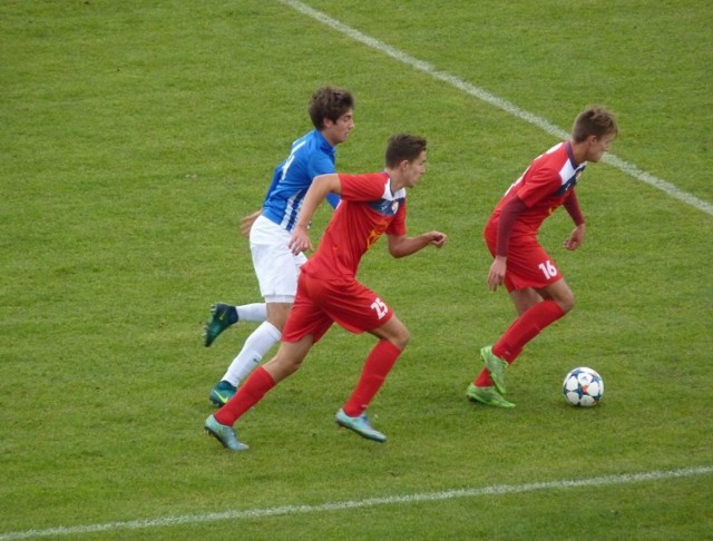 Gwardia Koszalin pokonała na swoim boisku Lecha II Poznań 2:1
