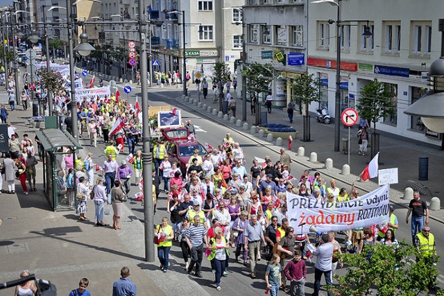 Kilkuset kupców zamiast z gdyńskiej Hali Targowej wyszło dziś na ...