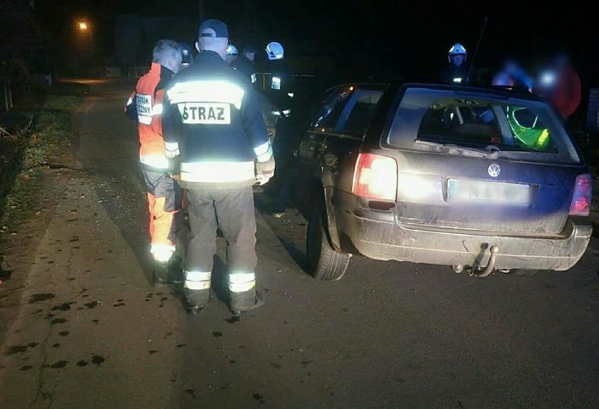 Uderzył w  drzewo w środku wioski pod Skokami