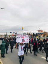 #AniJednejWięcej- jeleniogórzanie wyszli na ulice w ramach protestu. Na czarno, ze zniczami dla zmarłej Izy