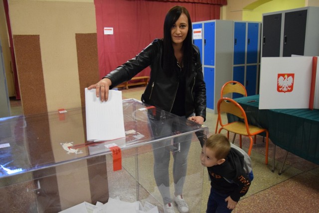 Pani Agnieszka z synem Szymkiem zagłosowała w szkole podstawowej nr 5.
