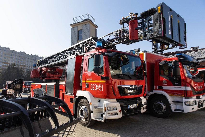 Komenda Miejska PSP w Rzeszowie odebrała symbolicznie  dwa pojazdy pożarnicze, które od dawna służą w jednostce