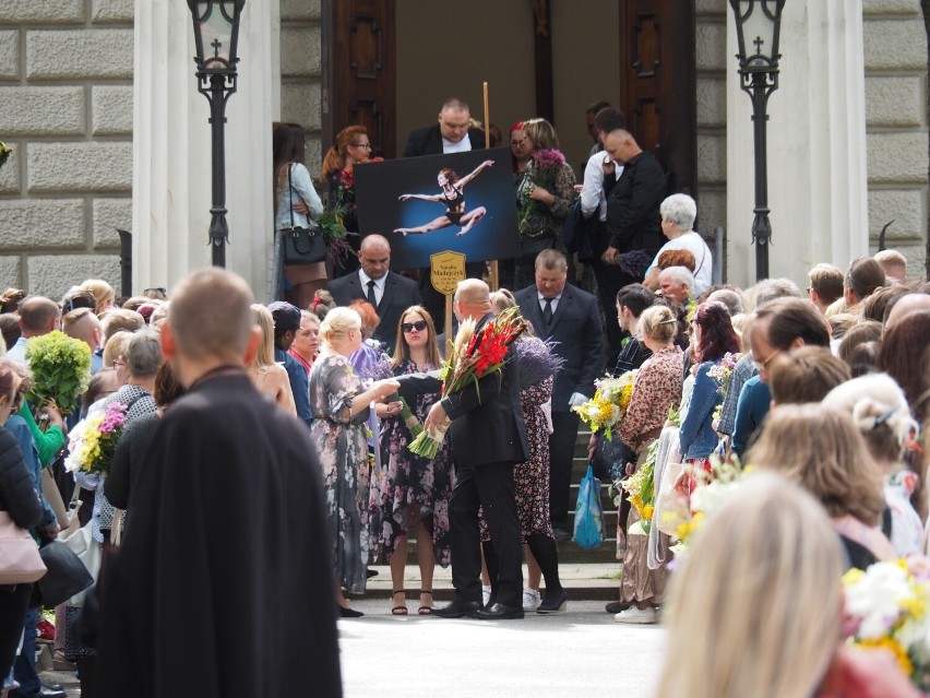 Pogrzeb świecki. Jak wygląda i czym różni się od religijnego? Ile świeckich pogrzebów jest w Polsce? Ich liczba stale rośnie