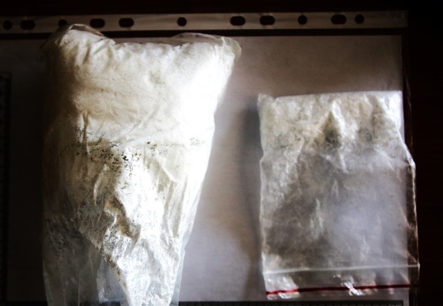 Ujawnione przez włocławskich policjantów torebki foliowe z białym proszkiem okazały się amfetaminą o wadze ponad pół kilograma.