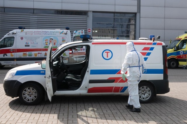 30.03.2021 poznan lg szpital tymczasowy problem z tlenem covid19 koronawirus karetka medycy. glos wielkopolski. fot. lukasz gdak/polska press