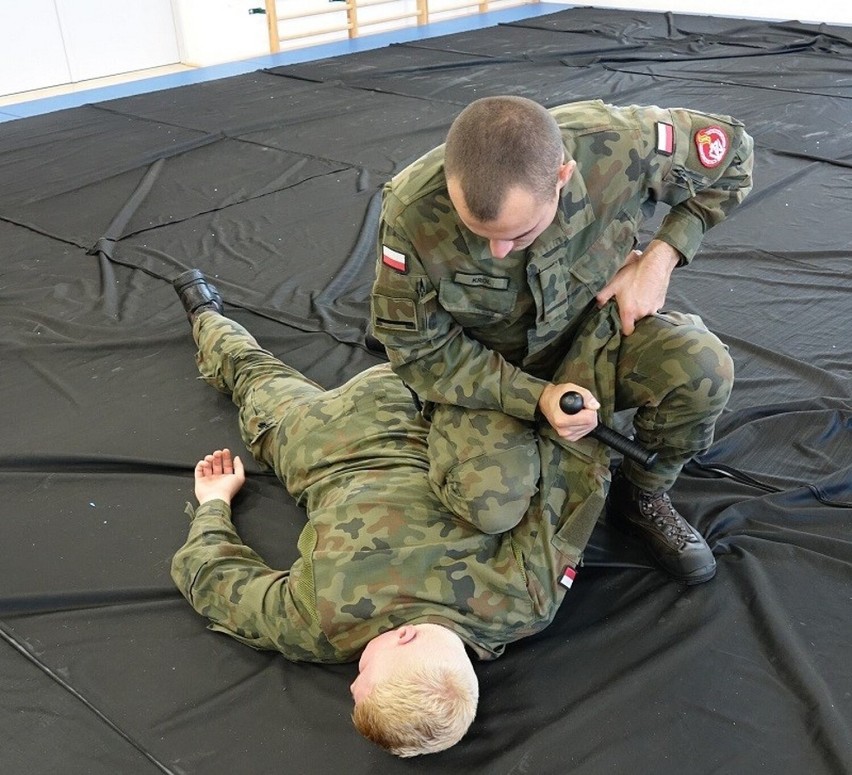 Program "Trenuj jak żołnierz" w Lesznie. 16 dniowe szkolenie dla ochotników w jednostce wojskowej w Lesznie