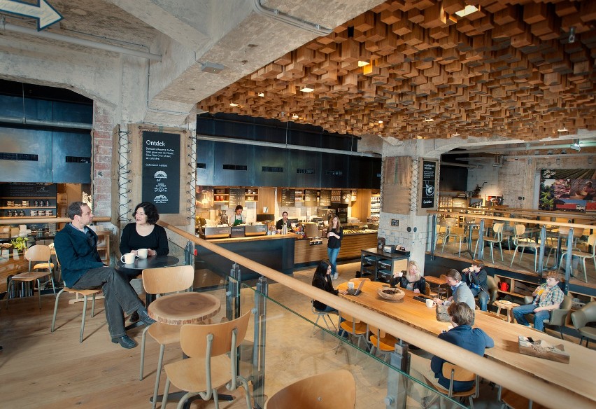 Tak Starbucks Reserve wyglada w Amsterdamie. Wrocławska...