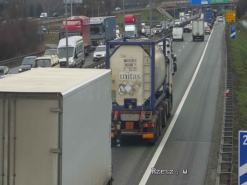 Wypadek na obwodnicy Krakowa. Duże utrudnienia na A4 [KRÓTKO]