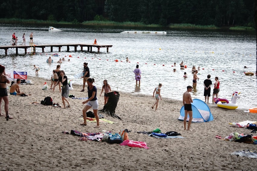 Upalna sobota nad jeziorem Czarnym we Włocławku - 23 lipca...