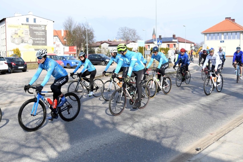 Bardziej i mniej zaawansowani kartuscy cykliści wybrali się...