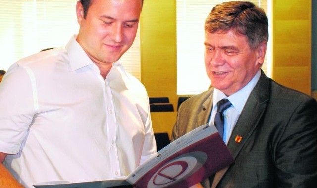 Marszałek województwa Witold Stępień (z prawej) przekazuje dwutysięczną umowę Michałowi Jeziorskiemu