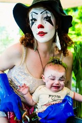Zła mamusia clown: Odważna parodia macierzyństwa [zdjęcia]