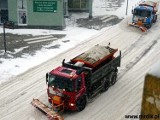 Zima w Radomiu, zasypane drogi, chodniki. Ponad 20 maszyn odśnieża ulice