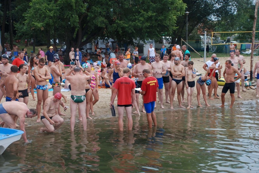 Uczestnicy maratonu pływackiego spotkali się na plaży w...