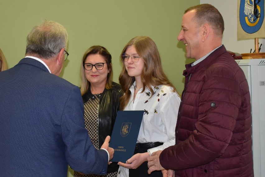 Sierakowice. Po raz kolejny nagrodzono najlepszych absolwentów szkół podstawowych