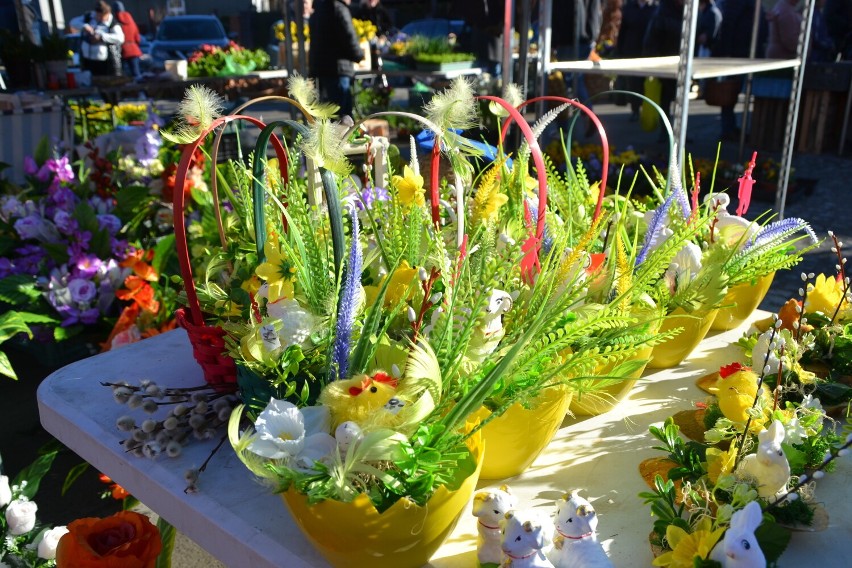 Dworzysko pęka od kwiatów, pisanek, stroików, chrzanu, wiązek bukszpanu i bazi. Ostatni dzwonek na wiklinowe koszyki i zakwas na żur