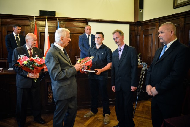 Burmistrz Krzysztof Świątek i przewodniczący rady miejskiej Henryk Różański wyróżnił trzech kamiennogórzan: Marka Białeckiego, Grzegorza Celadyna oraz Konrada Majewskiego za błyskawiczną interwencję, która doprowadziła do ujęcia zabójcy 10-latki. Rzucili się oni w pościg za mordercą.