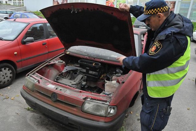 Ponad tysiąc aut rocznie porzucanych jest na ulicach Warszawy