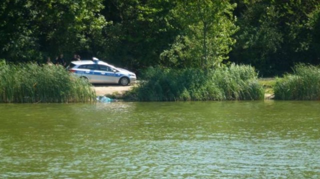 We wtorek odnaleziono ciało mężczyzny, który w sobotę zaginął nad Jeziorem Winiary. Dryfujące ciało zobaczyli patrolujący okolice funkcjonariusze z wydziału patrolowo-interwencyjnego. Na miejscu rodzina potwierdziła, że jest to poszukiwany od soboty 33-latek z Gniezna. 

ZOBACZ WIĘCEJ: Koniec poszukiwań w Gnieźnie. Wyłowiono ciało 33-latka