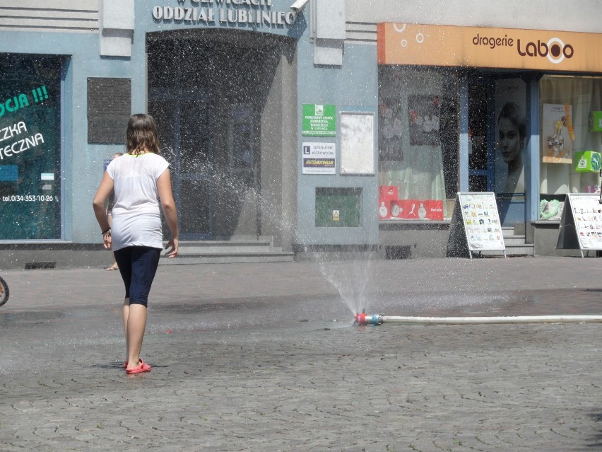 Lubliniec: Kurtyna wodna na rynku