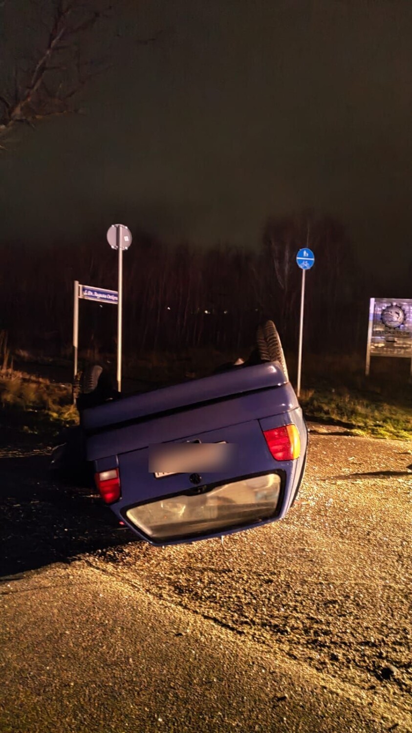 Pijany 21-latek dachował między Łebczem i Władysławowem. Trzeźwiał na komisariacie w Pucku, jego pasażer trafił do szpitala  | ZDJĘCIA