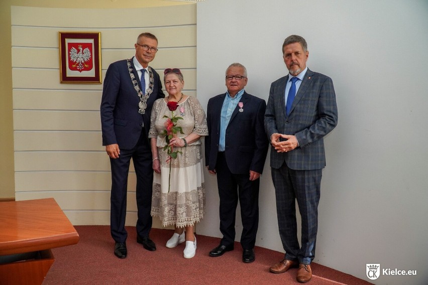 30 par z Kielc odebrało medale za długoletnie pożycie małżeńskie. Od 50 lat są razem. Była wzruszająca uroczystość
