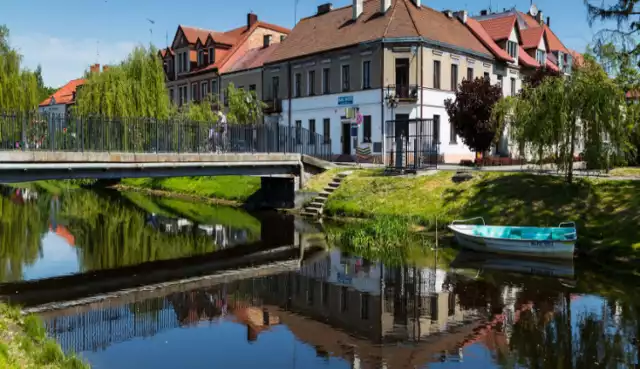 Kolejnym miejscem z „ikrą” w pobliżu Warszawy jest nazywany  „Wenecją Mazowsza” Pułtusk. Miasto znajduje się w północnej części województwa, na skraju Puszczy Białej, zaledwie 60 minut drogi od stolicy. Zabytkowa starówka zlokalizowana na wyspie wraz z XV-wiecznym zamkiem, zachwyci każdego. Można go zwiedzać, spacerując po lądzie bądź drogą wodną, pływając po jego kanałach wypożyczoną gondolą.