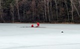 Tragedia na jeziorze Brzeźno 18.03.2021. Pod wędkarzem załamał się lód. Strażacy wyłowili jego ciało