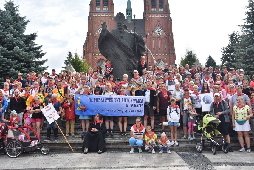 300 wiernych zamiast 3 tysięcy. Ruszyła pielgrzymka z Rybnika. Przez pandemię idzie 10 razy mniej osób niż zwykle. ZDJĘCIA