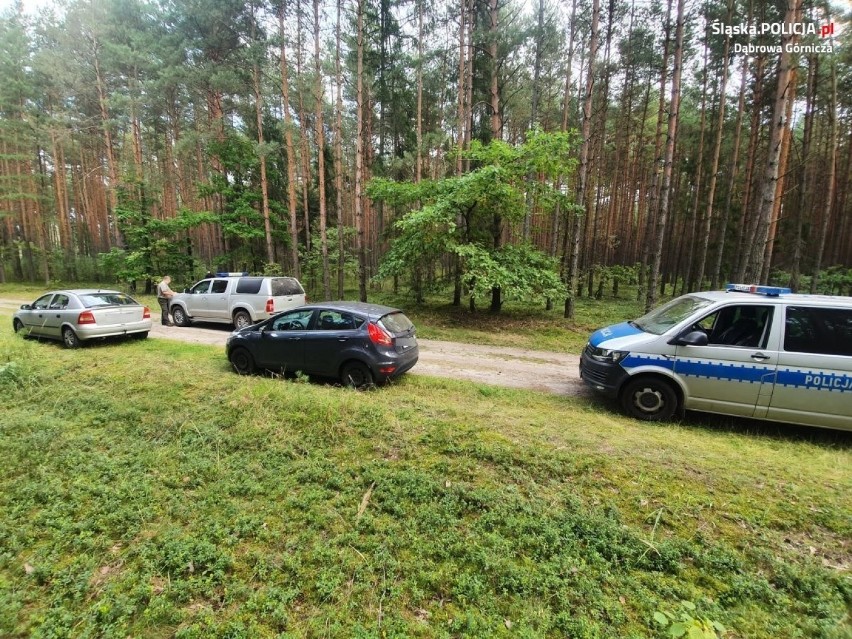 Policjanci wspólnie ze strażnikami leśnymi patrolowali leśne...