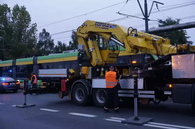 Na ul. Starołęckiej doszło do kolizji tramwaju linii nr 12 z samochodem osobowym. – Straty są duże, tramwaj najprawdopodobniej pójdzie do kasacji – przyznaje dyżurny nadzoru ruchu MPK Poznań. 

Zobacz kolejne zdjęcie --->