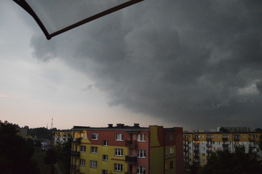 W wyniku burz w niemal każdej części Bełchatowa zostały...