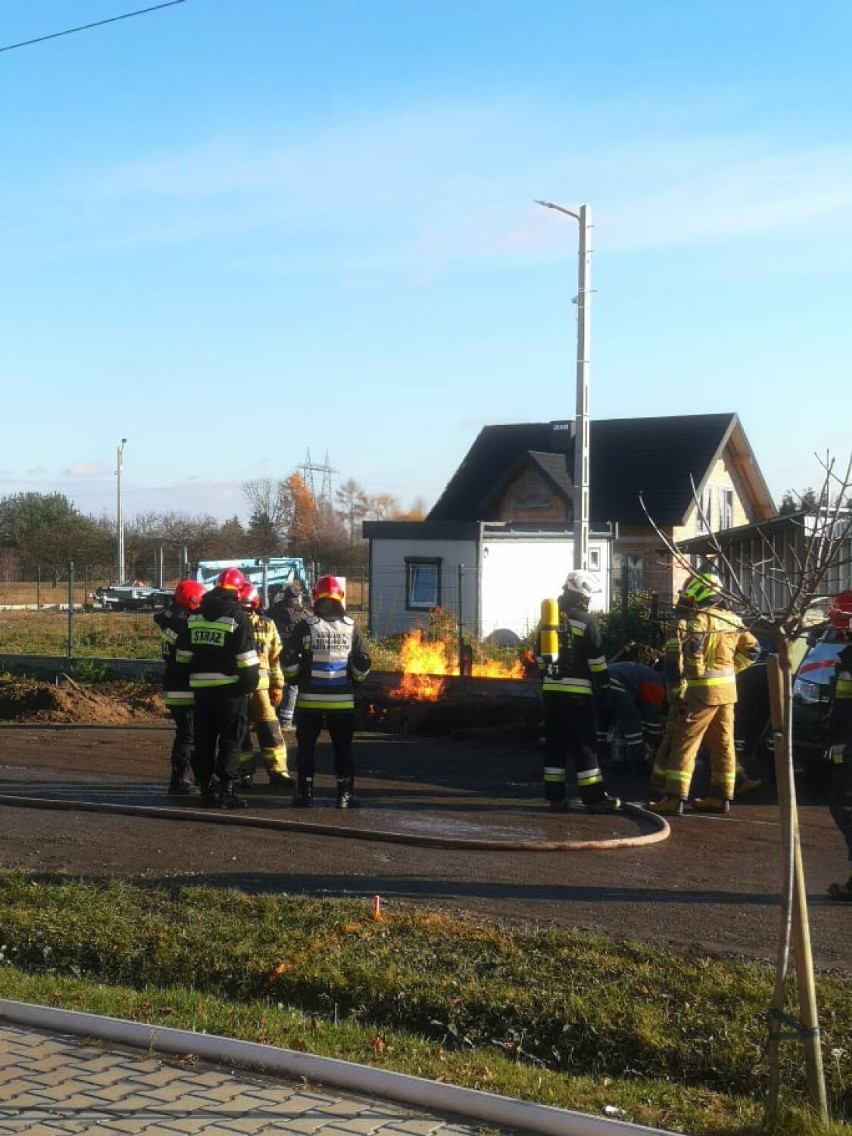 Pożar gazociągu koło Tarnowa. Straż pożarna ewakuowała mieszkańców kilku domów w Łęgu Tarnowskim [ZDJĘCIA]