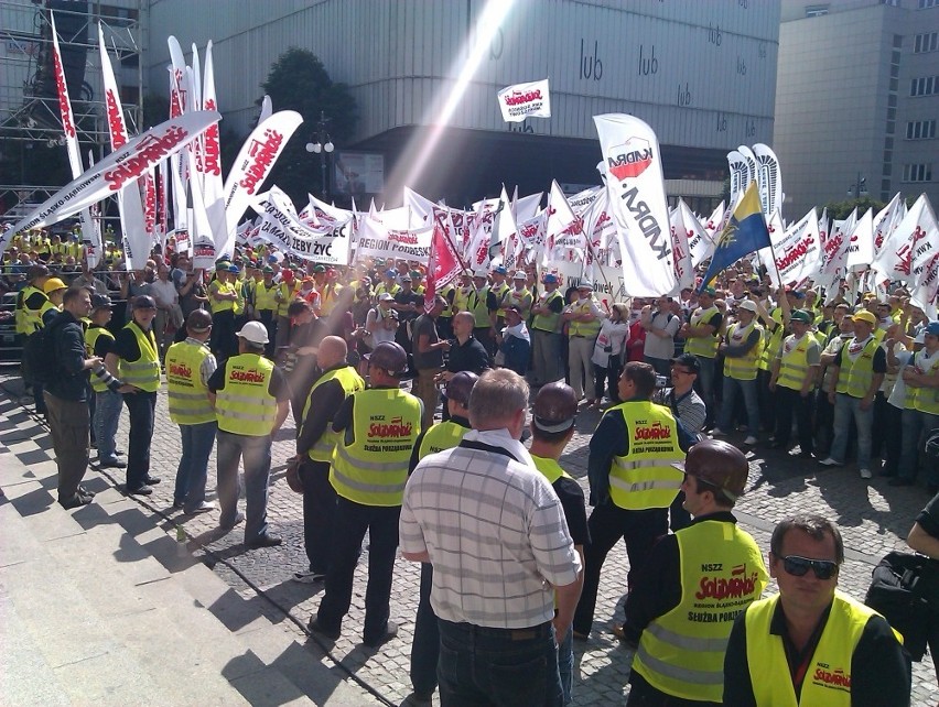 Manifestacja Solidarności na ulicach Katowic. Hasło: Polityka wasza - bieda nasza [WIDEO + ZDJĘCIA]