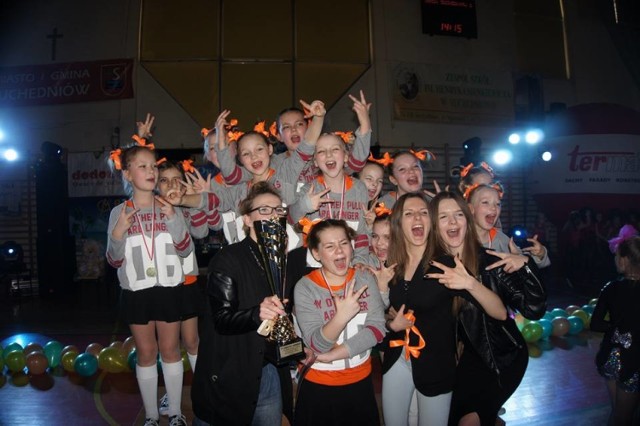 W Suchedniowie wystąpiły cztery grupy Szkoły Tańca “Progres” i wszystkie zostały przez jurorów nagrodzone. Zespoły “Progres”, “Mini Progress Crispy” oraz “Mini Progres Bubles” startowały w tej samej kategorii i podbiły całe  podium.