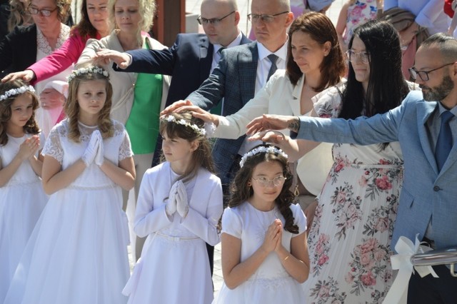 Przed Mszą świętą na placu przed kościołem rodzice błogosławili swoim dzieciom