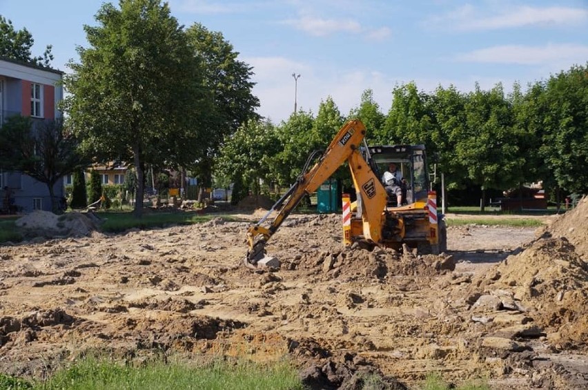 Chełm. Trwa budowa boiska wielofunkcyjnego  przy  SP nr 3 – zobaczcie zdjęcia