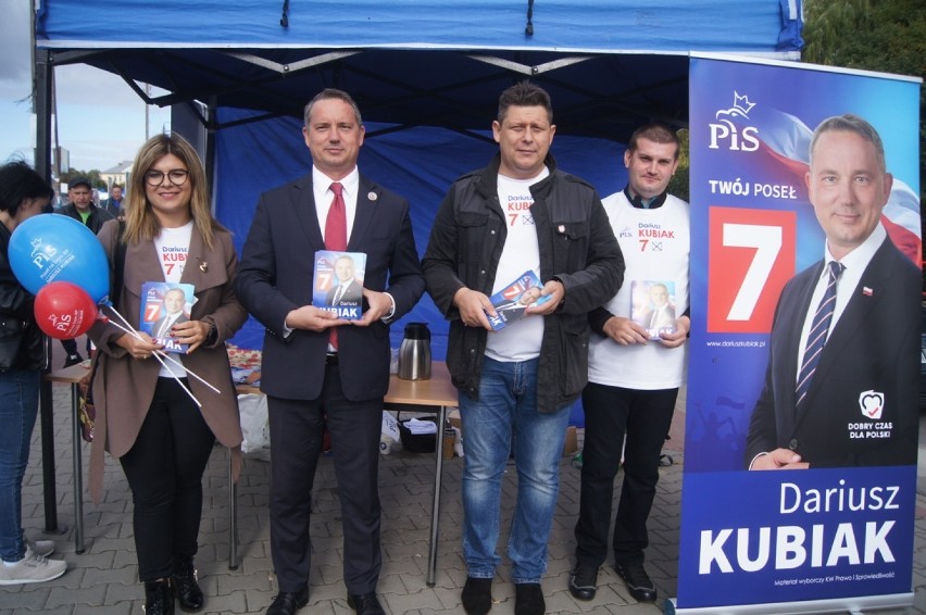 Wybory Radomsko 2019: Kampania wyborcza na targowisku. Wybory już za dwa tygodnie [ZDJĘCIA]