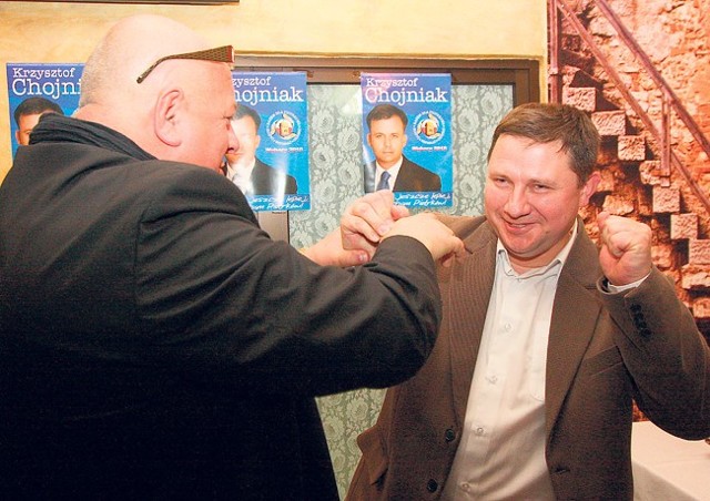 Za sukcesem komitetu prezydenta Piotrkowa Krzysztofa Chojniaka stoi Mariusz Staszek (z prawej)