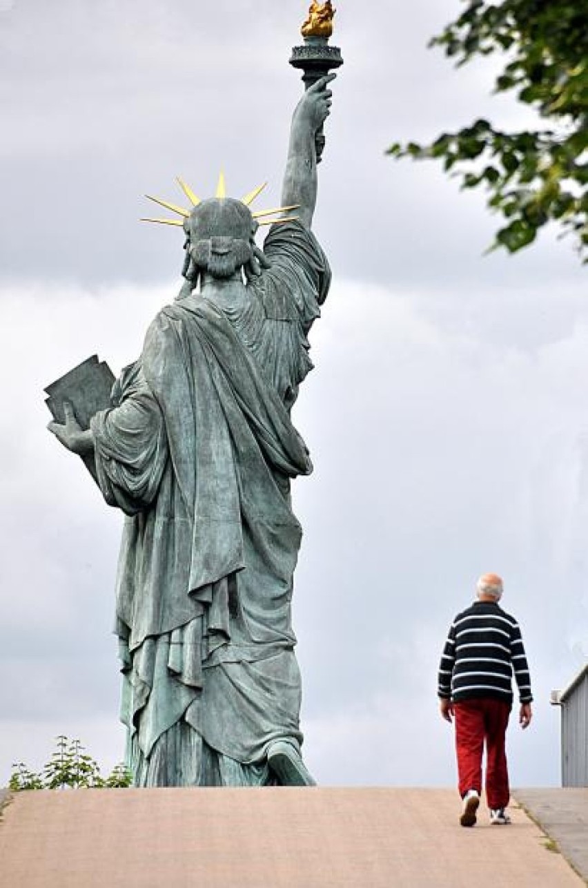 Paryż "Statua wolności na wyspie Les Cygnes na Sekwanie"