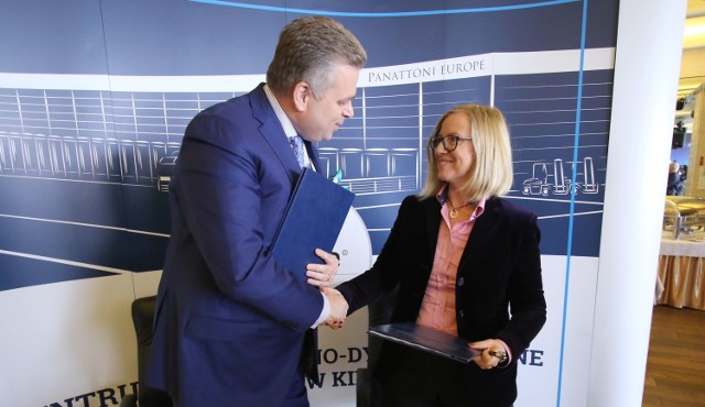 Umowę podpisali dyrektor Panattoni Europe, Dorota Jagodzińska i prezes Zarządu VIVE Textile Recycling, Bertus Servaas.