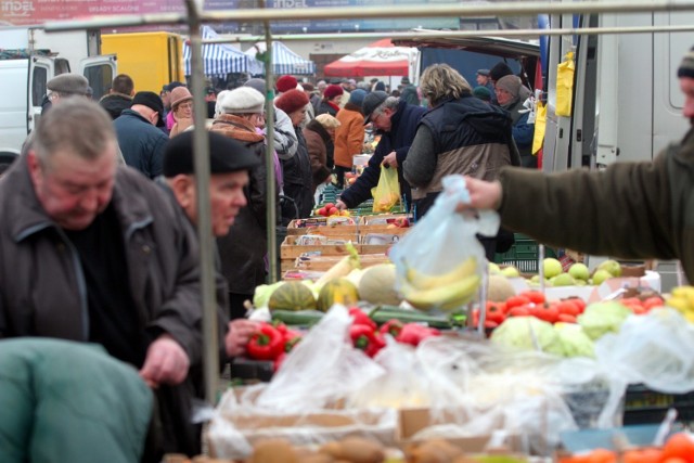 Bazar na Wolumenie. Zamiast wyrzucać kupcy podzielą się owocami i warzywami