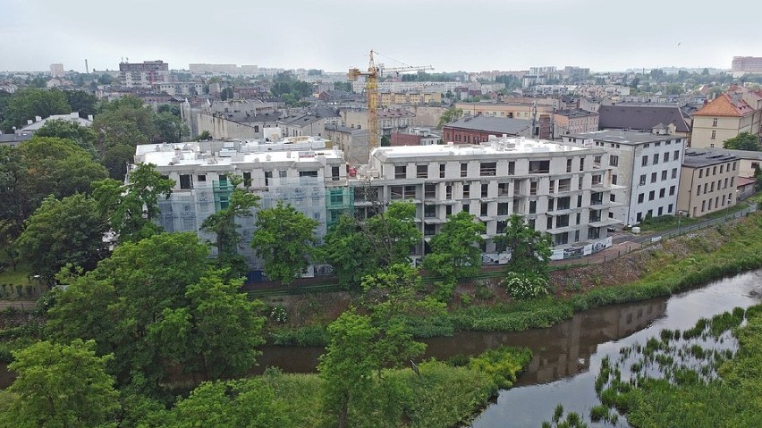 Inwestycje w Kaliszu. Na apartamentowcu RiverSide zawisła...