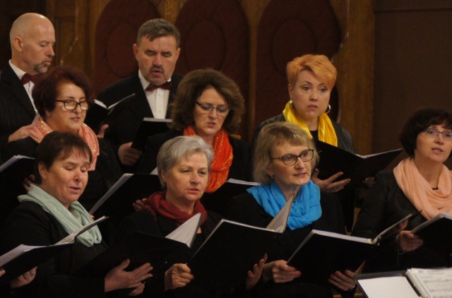 Koncert kolęd Chóru Cantabile w kolegiacie św. Lamberta w Radomsku